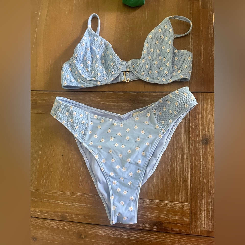 2💜$10
Blue Floral Women's Swim Set